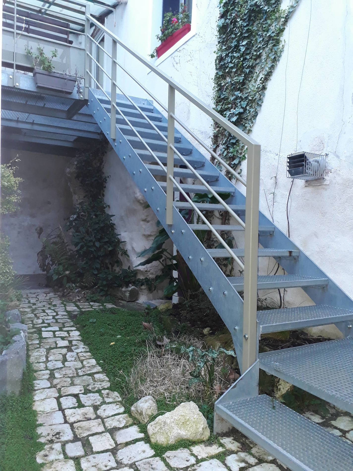 Métallerie de Seuil - escalier et terrasse métallique sur mesure - Limoges - Haute-viennee